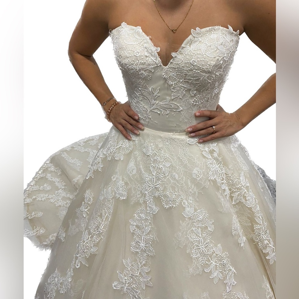 Wedding dress - Picture 4 of 10